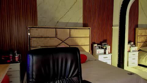 Emily Hendrix online show from 10/28/25, 08:11