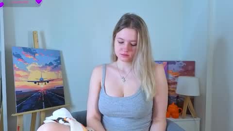 Snapshot of emilyhewell chatting on 11/16/25, 01:33 Emi online show from 11/16/25, 01:33