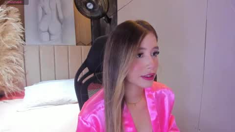 Snapshot of emilyjohnsoon_ chatting on 04/06/26, 08:32 EmilyJhonson online show from 04/06/26, 08:32