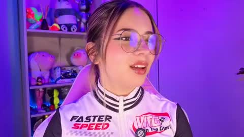 Snapshot of emilykarterr chatting on 05/21/26, 02:46 VALEEEN online show from 05/21/26, 02:46