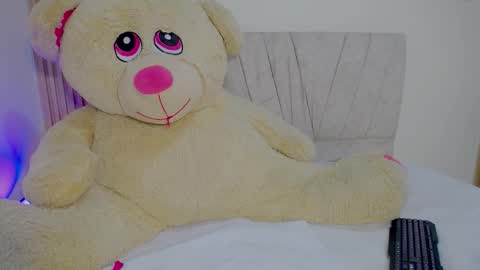 Snapshot of emilylittle___ chatting on 11/13/25, 02:05 EMI online show from 11/13/25, 02:05