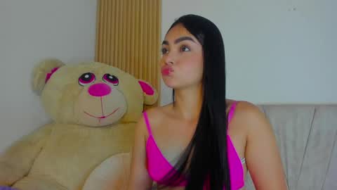 Snapshot of emilylittle___ chatting on 04/25/26, 10:18 EMI online show from 04/25/26, 10:18