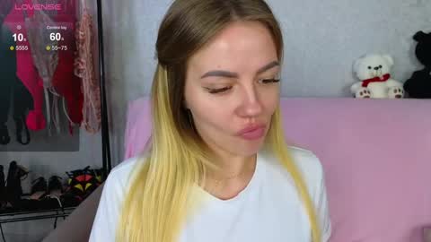 Snapshot of emilyrobbie chatting on 02/13/25, 08:03 Emily Robbie online show from 02/13/25, 08:03