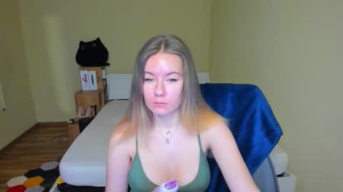 Snapshot of emilyy____ chatting on 02/14/25, 08:52 Emily online show from 02/14/25, 08:52