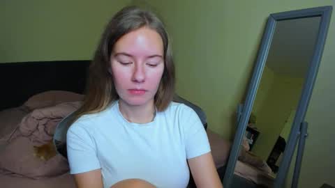 Snapshot of emilyy____ chatting on 10/18/25, 11:00 Emily online show from 10/18/25, 11:00