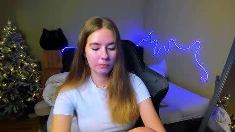 Snapshot of emilyy____ chatting on 12/20/25, 10:00 Emily online show from 12/20/25, 10:00