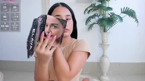 Snapshot of emilyy_kim chatting on 12/14/25, 07:18 emilyy_kim online show from 12/14/25, 07:18