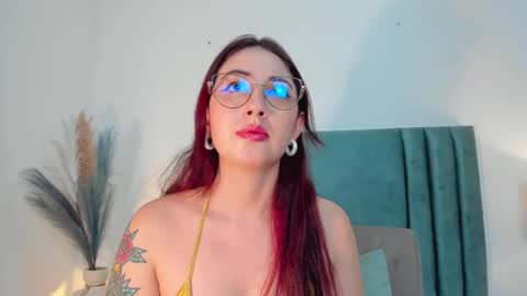 Snapshot of emilyywatson chatting on 02/25/25, 02:33 Emilyy Watson online show from 02/25/25, 02:33