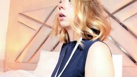 Snapshot of emma__copper chatting on 06/11/26, 12:32 emaa online show from 06/11/26, 12:32