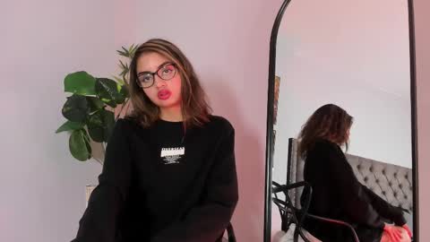 Snapshot of emma_bloom__ chatting on 01/23/25, 04:04 Emma Bloom online show from 01/23/25, 04:04