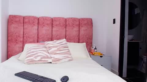 Emma online show from 11/08/25, 03:18