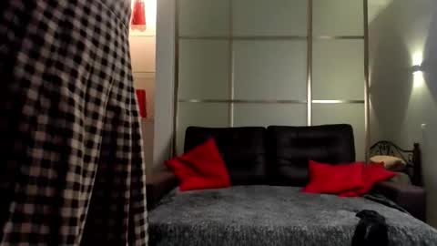 Snapshot of emma_flin chatting on 12/19/25, 04:52 Emma online show from 12/19/25, 04:52