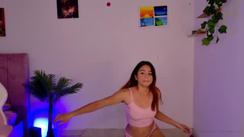 Snapshot of emma_hg1 chatting on 12/11/24, 07:46 the girl of your dreams online show from 12/11/24, 07:46