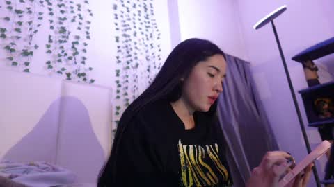 emma_johnson_ online show from 12/17/25, 06:30