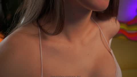 Snapshot of emma_land chatting on 12/18/25, 07:20 online show from 12/18/25, 07:20