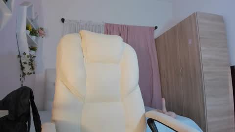 Snapshot of emma_lorense chatting on 10/15/25, 06:52 Emma online show from 10/15/25, 06:52