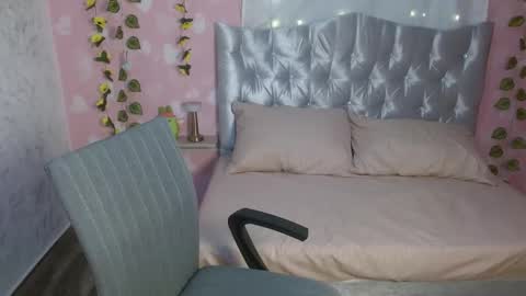 Snapshot of emma_queens1 chatting on 01/27/25, 11:33 Emma online show from 01/27/25, 11:33