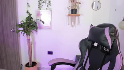 Emma online show from 05/04/26, 04:03