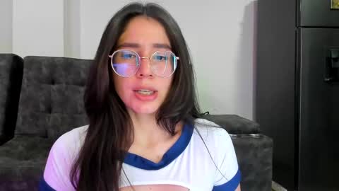 Snapshot of emma_sandovaal chatting on 03/05/25, 04:34 Emma online show from 03/05/25, 04:34