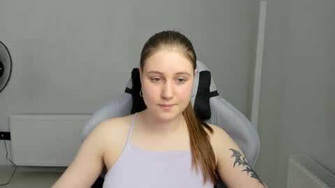 Snapshot of emma_sweettyy chatting on 06/19/26, 12:09 Emma online show from 06/19/26, 12:09