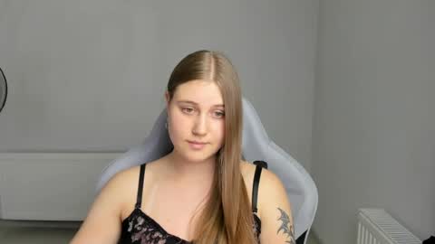 Snapshot of emma_sweettyy chatting on 07/06/26, 12:35 Emma online show from 07/06/26, 12:35