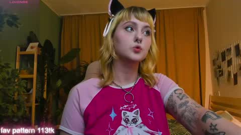 Snapshot of emma_thomps chatting on 05/04/26, 02:13 Rose online show from 05/04/26, 02:13