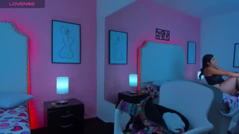 Snapshot of emma_whitee_ chatting on 11/10/25, 12:59 emma_whitee_ online show from 11/10/25, 12:59