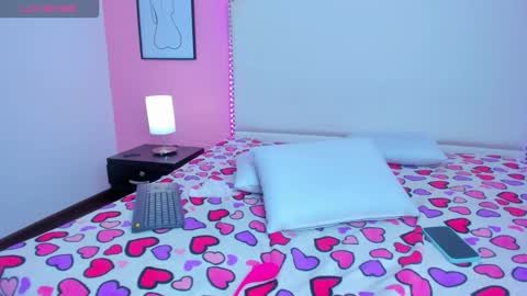 Snapshot of emma_whitee_ chatting on 11/11/25, 01:33 emma_whitee_ online show from 11/11/25, 01:33