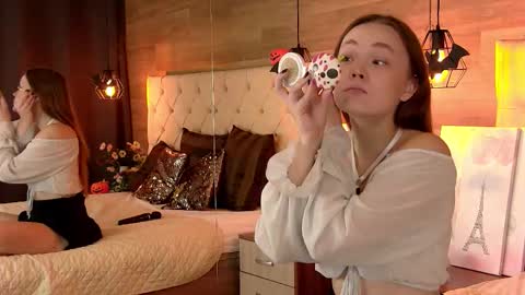 EmmaCamm online show from 10/28/25, 07:01