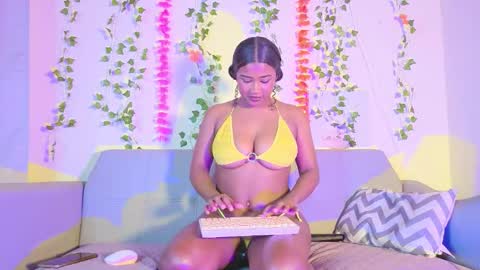 Snapshot of emmaconneer chatting on 11/25/25, 02:06 Emma online show from 11/25/25, 02:06