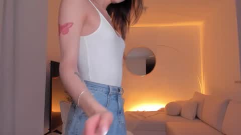 Snapshot of emmacorrea chatting on 10/28/25, 04:05 Emma voger online show from 10/28/25, 04:05