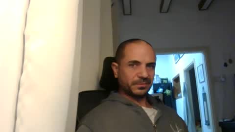 Snapshot of emmagold123 chatting on 12/27/24, 04:32 Ariel online show from 12/27/24, 04:32