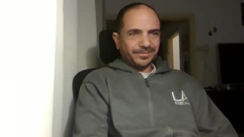 Snapshot of emmagold123 chatting on 03/10/25, 04:07 Ariel online show from 03/10/25, 04:07