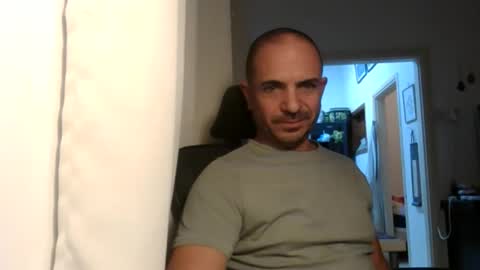 Snapshot of emmagold123 chatting on 11/19/25, 04:51 Ariel online show from 11/19/25, 04:51