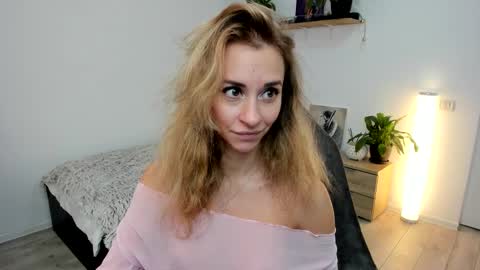 Snapshot of emmagracee chatting on 11/17/25, 07:58 Emma online show from 11/17/25, 07:58