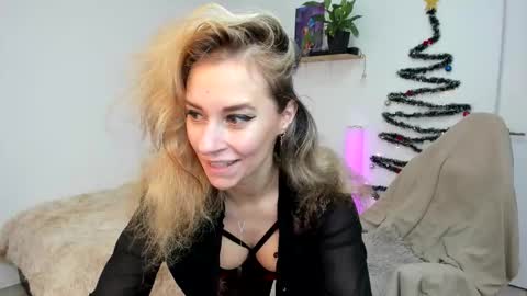 Snapshot of emmagracee chatting on 12/02/25, 08:19 Emma online show from 12/02/25, 08:19