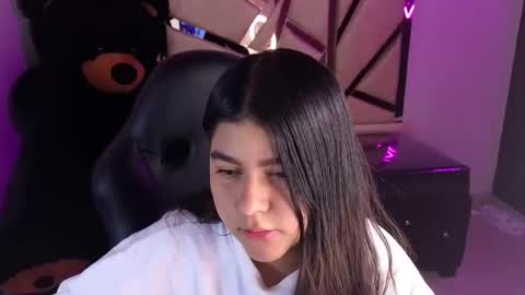 Snapshot of emmalee_a chatting on 12/28/24, 01:59 Emma online show from 12/28/24, 01:59