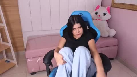 Snapshot of emmalee_a chatting on 01/23/25, 04:37 Emma online show from 01/23/25, 04:37