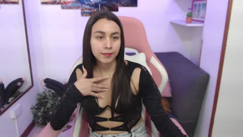 Snapshot of emmamyers_ chatting on 02/03/25, 10:43 Emma  online show from 02/03/25, 10:43