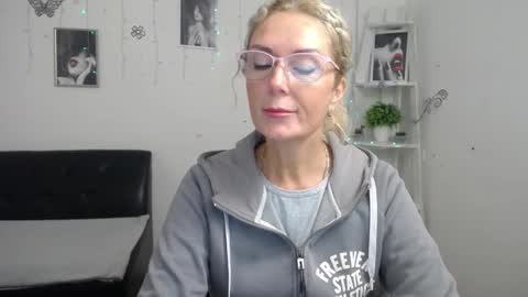 Snapshot of emmapark738567 chatting on 10/12/25, 05:17 Emma online show from 10/12/25, 05:17