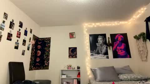 Snapshot of emmaraee chatting on 07/19/26, 10:46 emmaraee online show from 07/19/26, 10:46