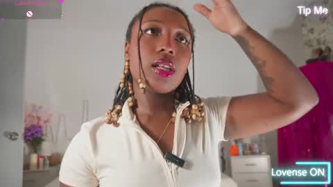 Snapshot of emmasanzoficial chatting on 11/07/25, 11:54 Sara online show from 11/07/25, 11:54