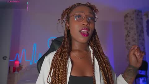 Snapshot of emmasanzoficial chatting on 11/24/25, 11:32 Sara online show from 11/24/25, 11:32