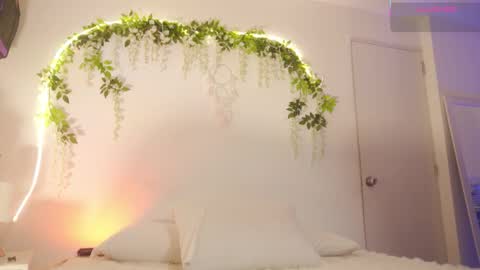 Snapshot of emmasanzoficial chatting on 12/15/25, 11:25 Sara online show from 12/15/25, 11:25