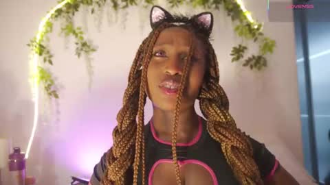 Snapshot of emmasanzoficial chatting on 12/18/25, 11:38 Sara online show from 12/18/25, 11:38