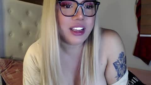 Snapshot of emmawatsoons chatting on 12/27/24, 11:31 YourDreamGirl Emma online show from 12/27/24, 11:31