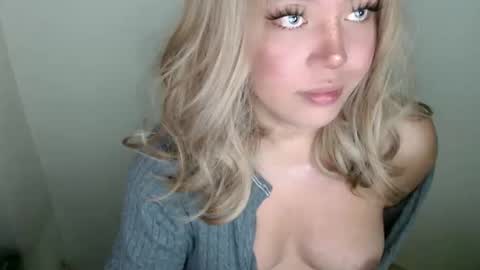 Snapshot of emmawatsoons chatting on 09/20/25, 11:06 YourDreamGirl Emma online show from 09/20/25, 11:06