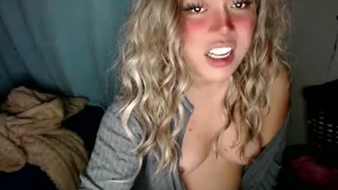 Snapshot of emmawatsoons chatting on 11/25/25, 12:21 YourDreamGirl Emma online show from 11/25/25, 12:21