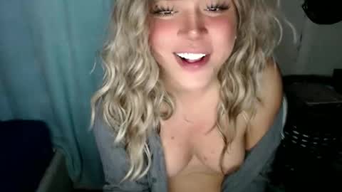 Snapshot of emmawatsoons chatting on 12/01/25, 02:27 YourDreamGirl Emma online show from 12/01/25, 02:27