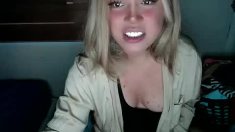 Snapshot of emmawatsoons chatting on 12/03/25, 01:42 YourDreamGirl Emma online show from 12/03/25, 01:42